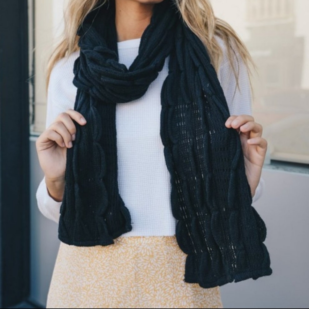 Black Scallop Ruffle Knit Scarf